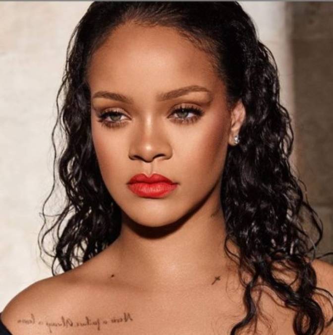Rihanna fue galardonada con el «Premio Ícono», en la gala de los American Music Awards de 2013, por su trayectoria y contribución al mundo de la música.