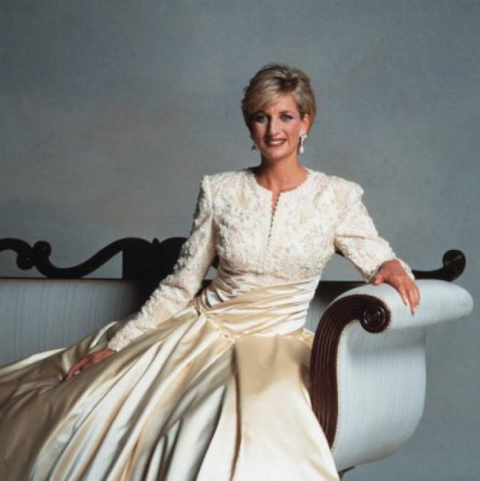 Diana ayudó además a modernizar el vestuario de la realeza, con vestidos que causaron una honda impresión, como el de terciopelo azul que usó en una cena en la Casa Blanca en 1985.