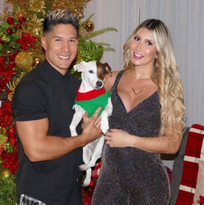 El cantante venezolano Chyno Miranda colgó una foto junto a su esposa, Natasha -en estado avanzado de embarazo-, y sosteniendo a su perrita, Mila.<br/><br/>'La próxima Navidad ya seremos 4. Qué hermoso regalo de Dios y la vida!!!!', escribió en su cuenta.