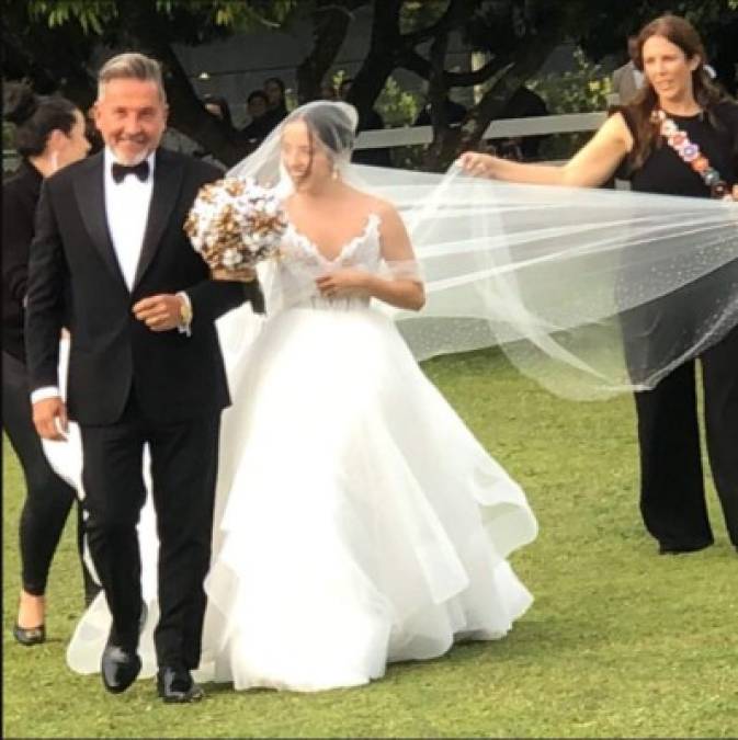 El cantante venezolano-argentino usó sus redes para expresar el orgullo que sintió al llevar a su pequeña del brazo hasta su ya marido. “Llevándote al altar”, escribió junto una foto de él y Evaluna vestida de blanco.