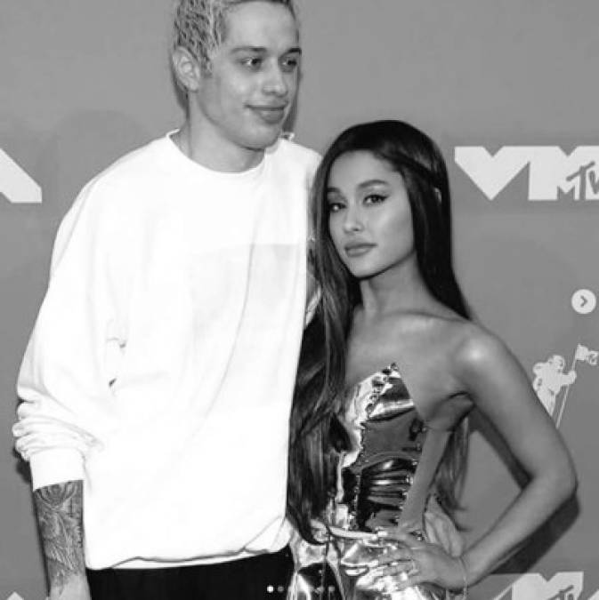 Ariana asistió al velorio en compañía de su pareja Pete Davidson, de quien se encuentra muy enamorada. Foto: Instagram