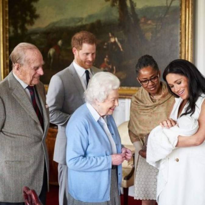 El hecho de que se llevara a cabo dos días después del nacimiento de Archie fue una ruptura con la tradición real, en la que tanto la duquesa Kate como la princesa Diana posaron fuera del Ala de Lindo en el Hospital St. Mary's con cada uno de sus recién nacidos.<br/><br/>Después de posar para los fotógrafos, Harry y Meghan presentaron a su bisabuelo a sus bisabuelos, la reina Isabel II y el príncipe Felipe.