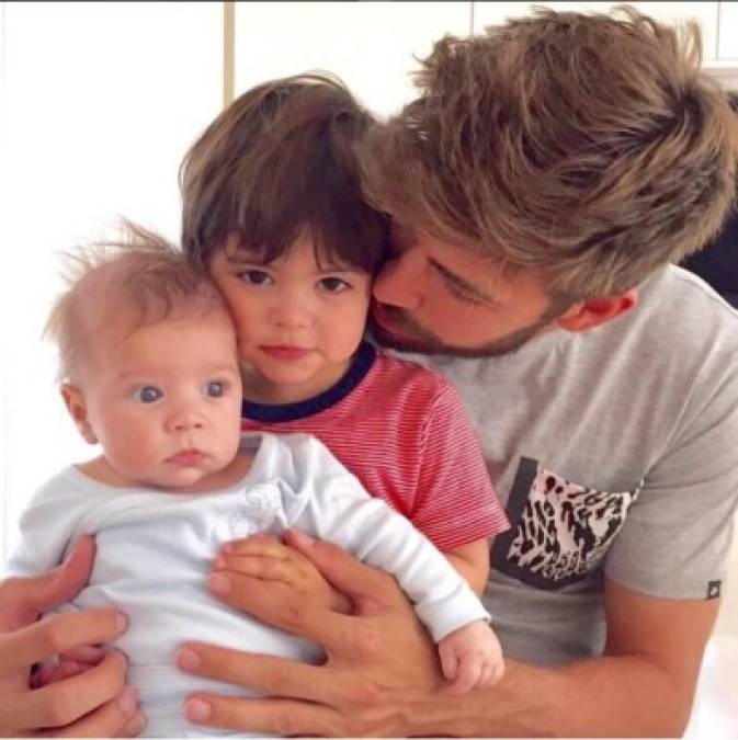 El jugador del Barcelona, Gerard Piqué, no desaprovecha la oportunidad para posar con sus dos pequeños hijos que procreó con la cantante colombiana Shakira.