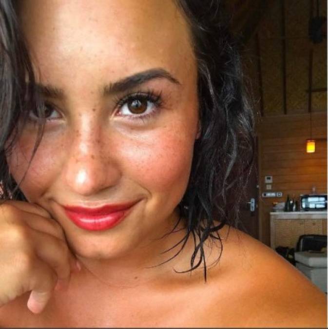 Además de lucir su cuerpo de infarto y su bello rostro, Demi se siente muy orgullosa de sus pecas.