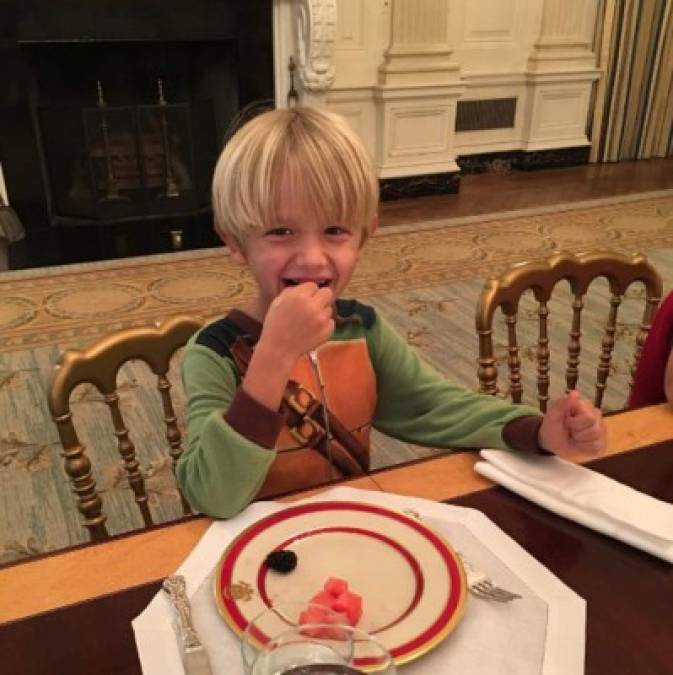 Donald Trump Jr. compartió esta imagen de su hijo Tristan desayunando 'con sus pijamas de tortuga ninja' en la Casa Blanca.