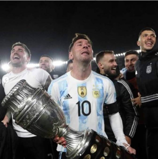La emoción de Messi alzando el trofeo de la Copa América que ganó con Argentina en julio contra Brasil.