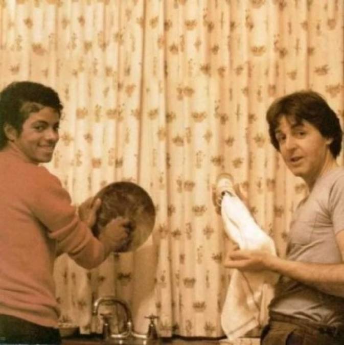 44. Esta foto de Michael Jackson y Paul McCartney se hizo muy popular.<br/><br/>45. Michael ha vendido más de 300 millones de discos en todo el mundo<br/><br/>46. Se dice que Jackson fue vegetariano.<br/><br/>47. Su lugar de nacimiento de Gary, Indiana, es la planificación de un museo en su honor.<br/>