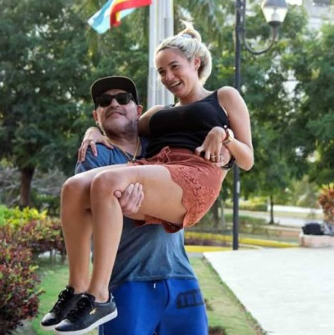 En 2014 salió un video de una de estas agresiones. En ese mismo año, tras una discusión en Dubái, Maradona echó a su pareja de la casa acusándola del presunto robo de joyas valoradas en 450 mil euros.