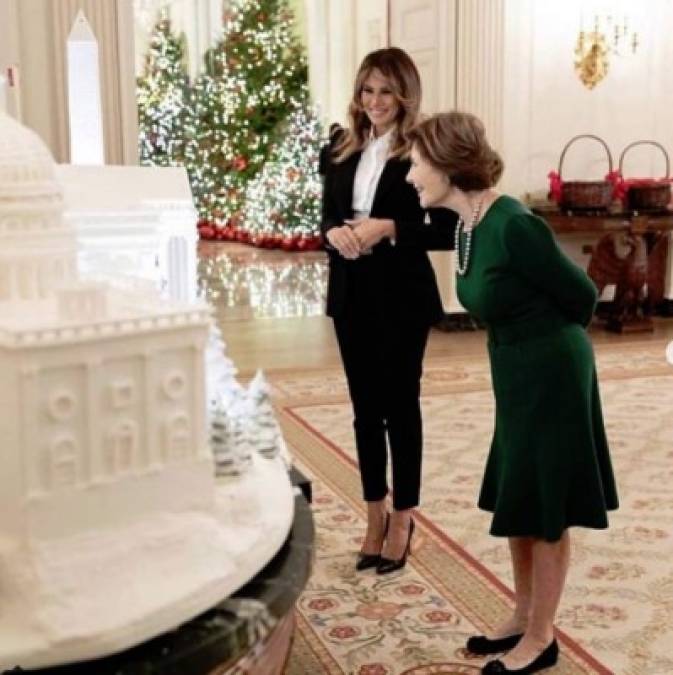La ex modelo también se decantó por un pantsuit negro para recibir a la ex primera dama en la Casa Blanca, tras una invitación de cortesía por el funeral de Estado.