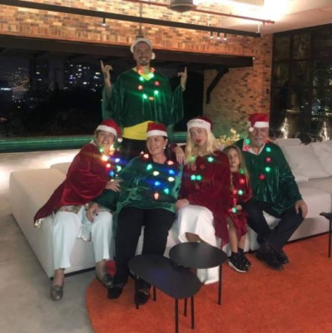 J Balvin compartió una foto junto a su familia, todos vestidos con una especie de ponchos de colores rojo y verde y adornados como arbolitos de Navidad.