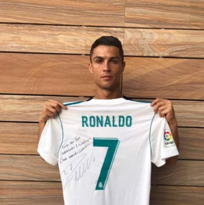 Un auténtico crack. El delantero portugués Cristiano Ronaldo ha demostrado ser un gran ser humano y este domingo le ha contestado la emotiva carta a la madre del niño mexicano Santiago, pequeño que murió en el terremoto de México y que sentía gran admiración por el crack del Real Madrid. La madre y el resto de familiares del pequeño mediante una emotiva carta dieron a conocer que el chico era fan del futbolista por lo que inmediatamente se hizo viral en las redes sociales y hoy oficialmente ha obtenido respuesta. A través de sus cuentas oficiales de Twitter e Instagram, Cristiano ha anunciado que le mandará una playera firmada por él a la familia de Santiago Flores Mora. 'Para mi fan número uno, Santiago. Con mucho cariño”, le escribió el ganador de cuatro veces al Balón de Oro por lo que inmediatamente ha recibido miles de respuestas de agradecimiento.