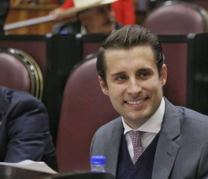 Bingen comenzó a seguir los pasos de su padre tras ser electo como diputado de Veracruz a sus 27 años de edad.