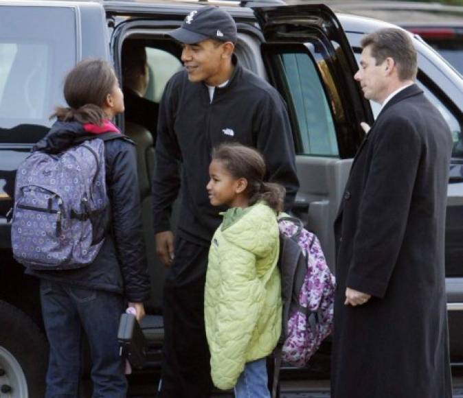 Las pequeñas Obama se trasladaron a la exclusiva escuela de Sidwell Friends de Washington, DC, tras mudarse a la Casa Blanca, siempre acompañadas por sus agentes del Servicio Secreto.