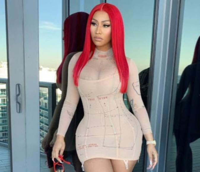 Nicki Minaj<br/><br/>La rapera de 37 años no pierde la oportunidad de mostrar sus atributos cada que puede, y aunque ella ha dicho que no se ha hecho ninguna cirugía estética, diversos medios como New Idea señalan lo contrario.