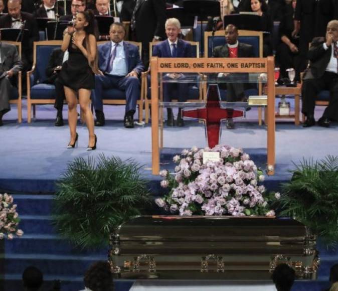 'Ariana Grande no conoce la regla del vestido abajo de la rodilla para subir al púlpito de una iglesia afroamericana', tuiteó Tenisha Taylor Bell.