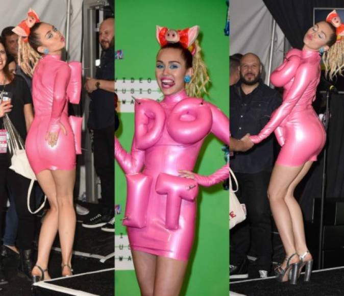 De látex y en color rosa Miley cerró la noche con este vestido firmado por Jeremy Scott el cual complementó con una diadema de cerdito.