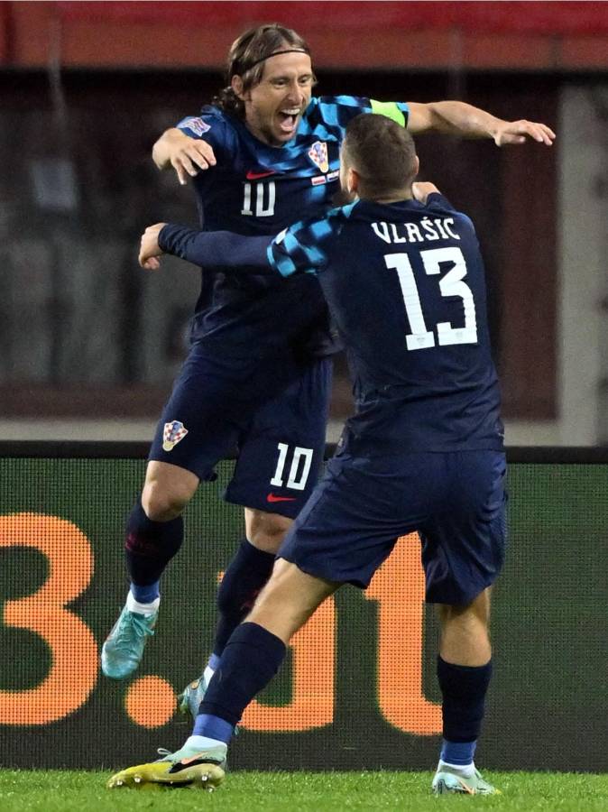 Modric celebrando su gol con Nikola Vlasic.