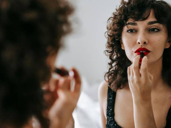 Pintarse los <b>labios</b> puede parecer un gesto sencillo dentro de la rutina de belleza, pero para algunas mujeres es mucho más que elegir un tono antes de salir de casa. El labial forma parte de su identidad visual, las ayuda a sentirse arregladas y puede convertirse en ese detalle que les da seguridad para comenzar el día.