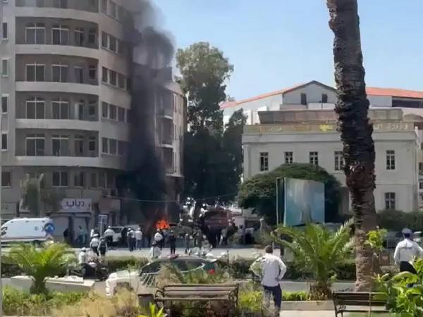 Al menos 18 personas, entre ellas cuatro agentes de policía, resultaron heridas este martes en dos explosiones registradas cerca del Ministerio de Turismo, en el centro de Damasco.