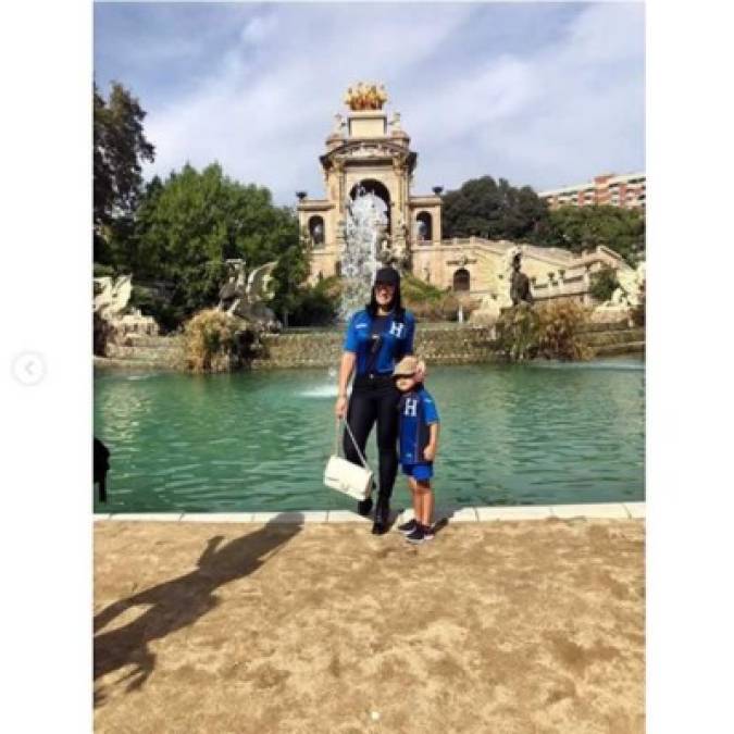 Virginia Varela posando en el Parque de la Ciudadela de Barcelona junto a su pequeña hija.