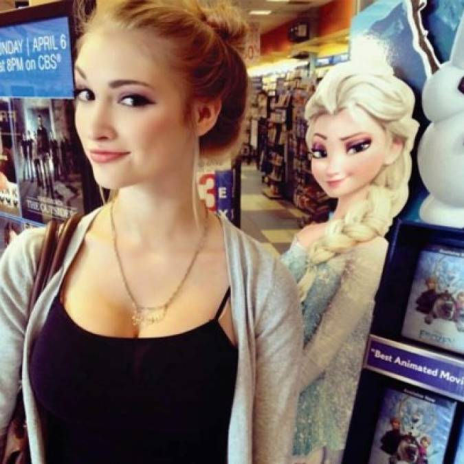 La expresión facial de esta chica es idéntica a la de Elsa, de la película 'Frozen'.
