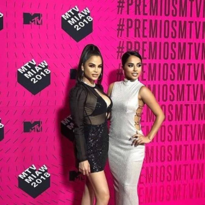 Natti Natasha y Becky G llegaron juntas para interpretar su nuevo tema 'Sin Pijama' en los escenarios de la gala.