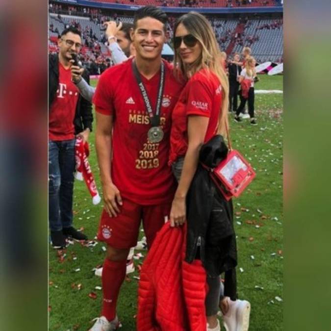 James Rodríguez y Shannon de Lima ya no se esconden. Luego de que el Bayern Munich se coronara como campeón de la Bundesliga, los integrantes del equipo festejaron ante el público el nuevo título y fue entonces que ingresó al campo la ex esposa de Marc Anthony para celebrar con el colombiano.