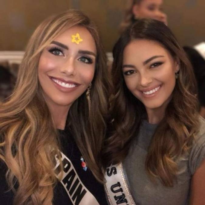 Ángele Ponce comenzó su transición siendo un adolescente, lo que le permitió completarla en sus veintes, siendo ahora todo una mujer.<br/><br/>En foto con Demi-Leigh Nel-Peters, Miss Universo 2017.<br/>