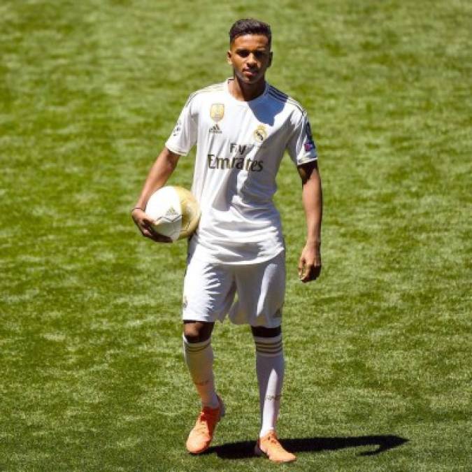 Rodrygo Goes: El Diario Marca de España también informa que el delantero brasileño podría ser pasado al Castilla, filial del Real Madrid ante la posible llegada de Neymar.<br/>