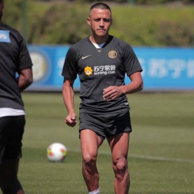 Alexis Sánchez: El delantero chileno se presentó a los entrenamientos del Inter de Milán con un nuevo look. El futbolista apareció completamente rapado.