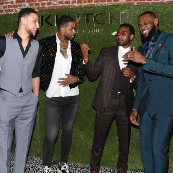 En el pasado estuvo casada con el antiguo jugador de los Lakers Lamar Odom y tras su separación se la relacionó con James Harden, aunque finalmente ha sido el pívot de los Cleveland Cavaliers Tristan Thompson -en foto 2do izquierda junto a Ben- con quien ha cumplido su sueño de debutar en la maternidad con unas polémicas infidelidades del deportista de por medio.