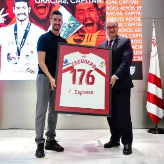 Sergio Escudero se despide del Sevilla. El lateral zurdo deja el club sevillano tras seis temporadas y 178 partidos. 'Sevilla es mi hogar, tengo un hijo sevillano y sevillista, viene otro en camino que también será sevillano y sevillista. Sevilla ha sido testigo de mi felicidad. No llegué siendo sevillista, pero me voy siéndolo. Gracias por tanto, nos volveremos a ver', explicó. <br/><br/>Foto - Twitter @SevillaFC