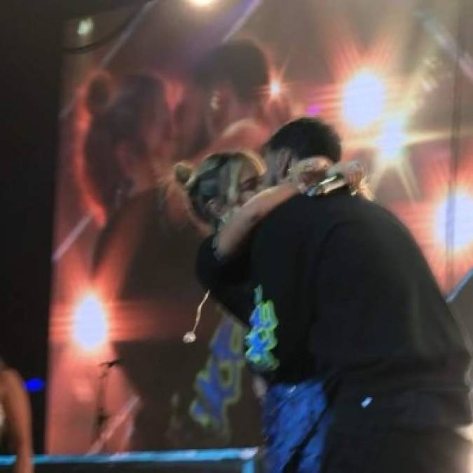 Para noviembre de 2018, tras negar un romance, Anuel AA y Becky G confirmaban su relación con un beso en medio de un concierto.<br/>
