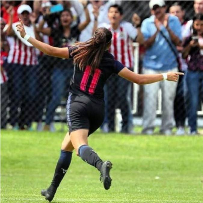 De estatura 1,67 m, la futbolista mexicana destaca en el campo con su juego y goles.