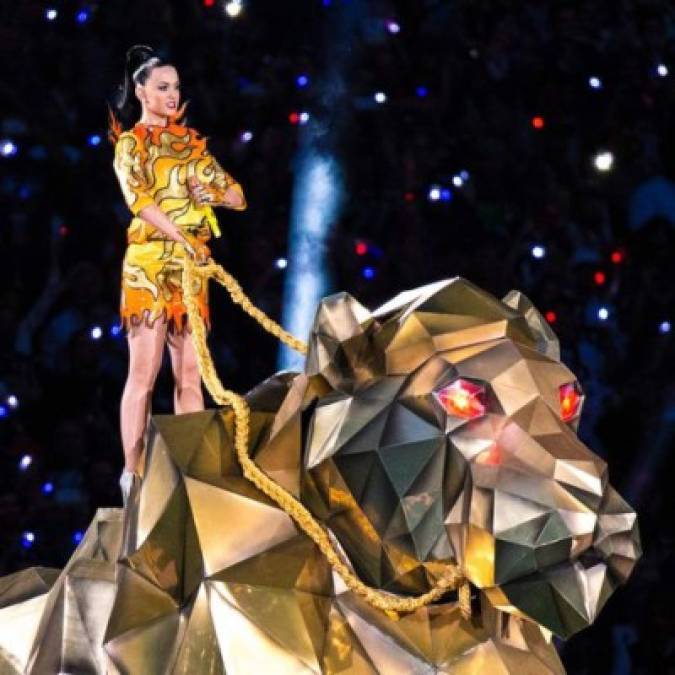 La cantante Katy Perry ofreció un desfile multicolor en 2015 a lomos de un león gigante, parapetada por Lenny Kravitz y tiburones bailarines.