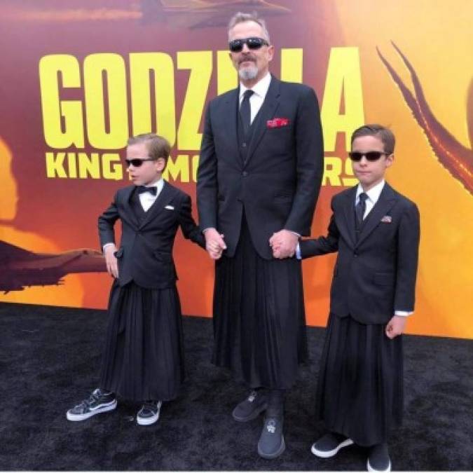 El último escándalo de Bosé tuvo como protagonistas a sus hijos, Tadeo y Diego, quienes lucieron faldas en la premiere de la película 'Godzilla'.