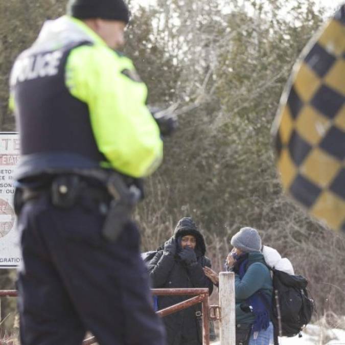 Dos mujeres de Sudán se detienen al recibir una advertencia de los agentes canadienses de que serán arrestadas.