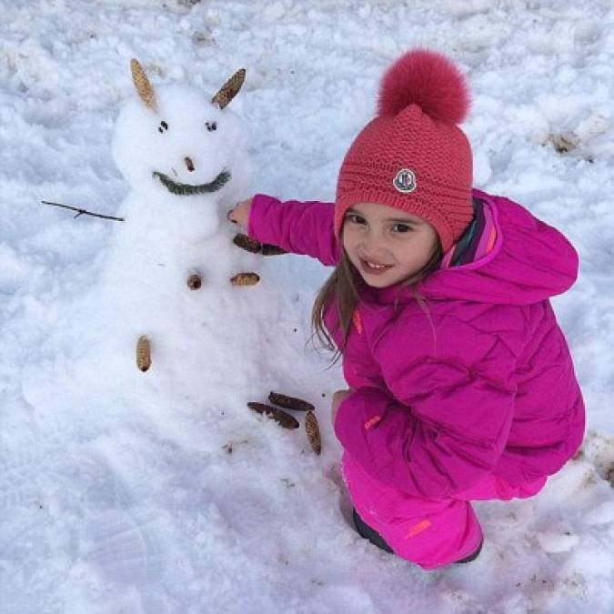 Arabella, la hija mayor de Ivanka, se divirtió construyendo un muñeco de nieve en las montañas de Colorado.