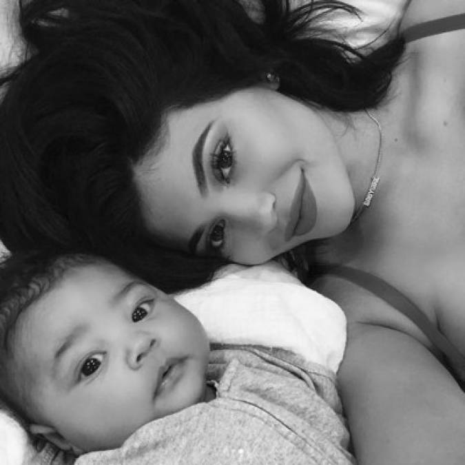 Kylie Jenner compartió este viernes varias fotos al lado de su hija Stormi Webster, con las que ha causado sensación en Instagram. <br/>