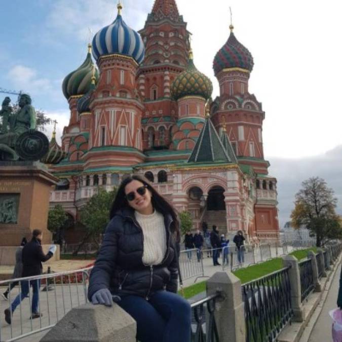 Pamela posando frente al Kremlin de Moscú.