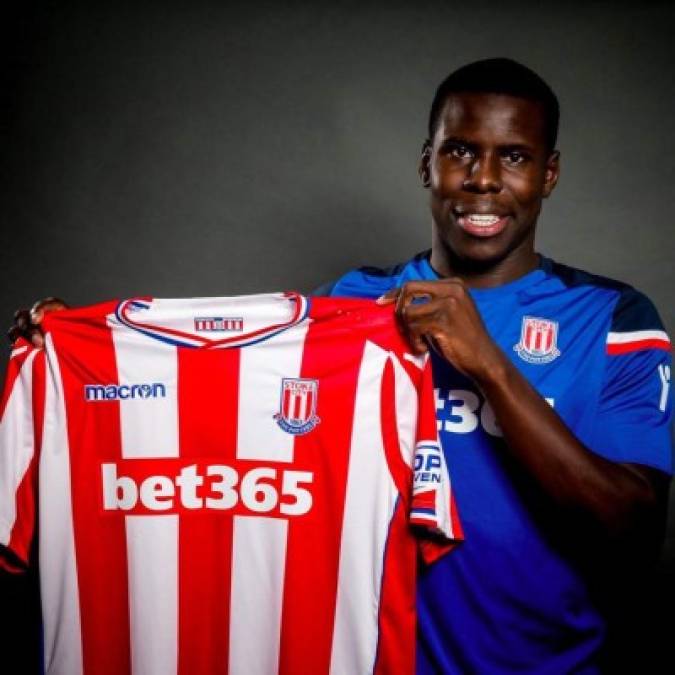 El central francés del Chelsea, Kurt Zouma, ha renovado seis años con los 'blues' y ha sido cedido al Stoke City. El defensa no jugó apenas la temporada pasada por una lesión, pero ya era importante para Conte.