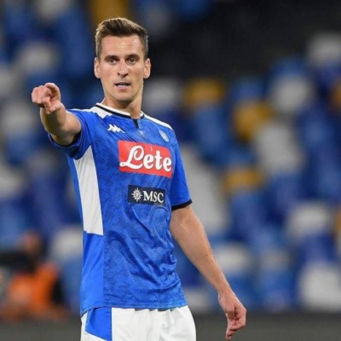 El PSG se ha sumado a los equipos interesados en Arkadiusz Milik, delantero polaco del Napoli, según informa 'il Corriere dello Sport'. El futbolista sigue sin definir su futuro y lo único claro es que está fuera del cuadro de Gattuso. Roma y Tottenham también han querido al goleador.