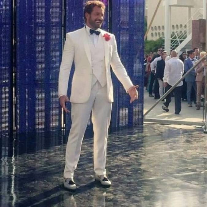 Gabriel Soto llegó solo y de blanco.