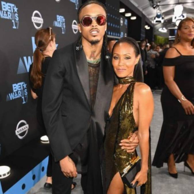 El rapero August Alsina dijo que mantuvo una relación con Jada. El joven llegó a la vida del matrimonio en 2015, a traves de su amistad con su hijo Jaden Smith. 'En realidad, me senté con Will y estuvimos hablando de la transformación de su matrimonio en una unión como compañeros de vida... y me dio su bendición', afirmó a inicios de julio. Por el momento la pareja ha negado las declaraciones del chico.