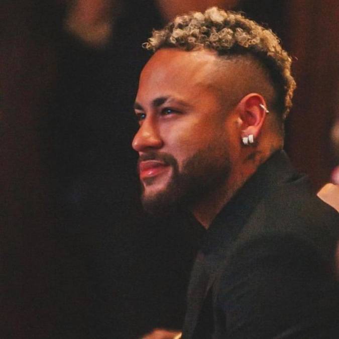 El futbolista brasileño Neymar es acusado de organizar una fiesta de dos días luego de su grave lesión, una situación que le ha complicado en su vida sentimental.