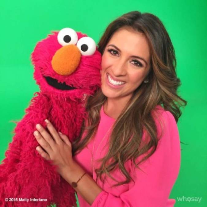 Maity Interiano saluda a Elmo.