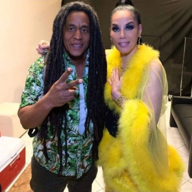 Cabe mencionar que Ivy Queen ha sido una de las cantantes del género reguetón que ha cosechado éxitos sin duetos ni colaboraciones, ella misma se negaba en el pasado a colaborar con sus amigos.