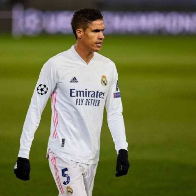 El Manchester United aprieta el acelerador por el fichaje de Raphael Varane y la salida del defensa francés del Real Madrid está cada día más cerca. As informa que el equipo inglés hará en los próximos días una oferta formal por el central.<br/><br/>Mientras que Goal.com asegura que Varane sólo ha recibido una oferta para renovar su actual contrato con Real Madrid, que acaba el 30 de junio de 2022. Esta se produjo antes de la Eurocopa y el futbolista y sus agentes retrasaron la respuesta.