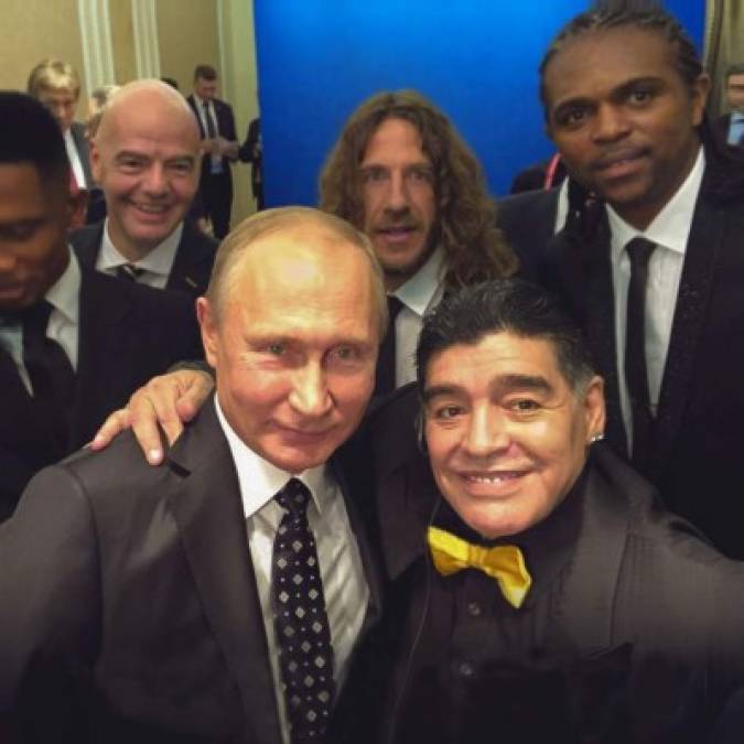 Maradona tampoco ocultó su admiración por Vladimir Putin, quien tras varios años de amistad le concedió la nacionalidad rusa. Putin confesó que no le gusta el fútbol pero que consideraba a la estrella argentina como uno de los mejores jugadores de todos los tiempos.