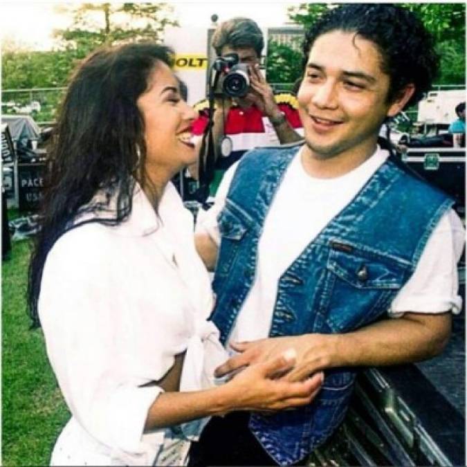 En la película de Selena, se retrató la inconformidad de la familia Quintanilla con la relación de la diva y Chris Pérez, aunque esta fue más profunda por parte de Abraham Quintanilla, padre de Selena.